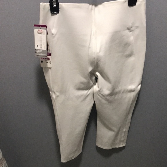 PETER NYGARD LUXE SLIMS. NWT. Size Medium 10/12. White Capris. - Picture 2 of 7